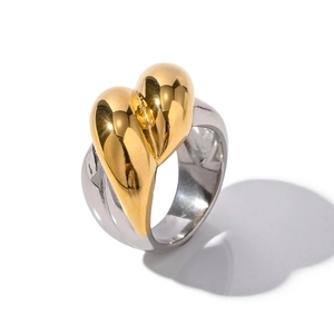 Bague cœur moderne en or 18 carats et acier inoxydable argenté sur fond blanc épuré
