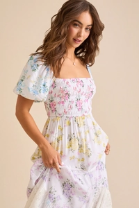 Détail des manches bouffantes et de la dentelle florale sur une robe bohème blanche