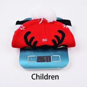 Rote Weihnachtsstrickmütze für Kinder mit weißem Pompon und Rentierhorn-Muster