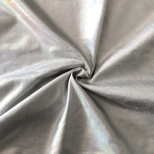Vue macro d'un tissu holographique argenté avec une finition lisse et réfléchissante