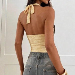 Top a lupetto in pizzo giallo alla moda con design senza schiena e trama jacquard