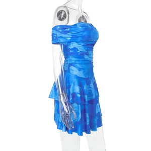 Détail de robe fleurie bleue à épaules dénudées avec ourlet à volants et texture soyeuse