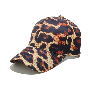 Classic leopard print baseball cap for women with curved brim and 6-panel structure