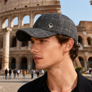 Berretto da baseball in lana grigia a scacchi da uomo con distintivo Fashion in metallo