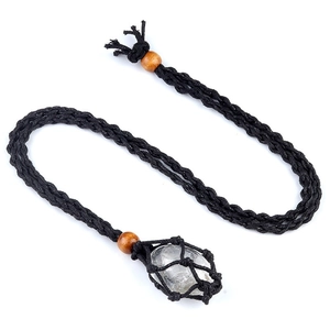 Dettaglio della collana in corda intrecciata a mano con cristallo e perline in legno