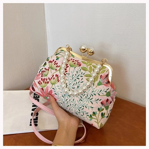 Detail der rosa Blumenstickerei-Tasche mit Perlengriff und goldenem Verschluss
