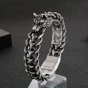 Détail du bracelet punk tête de loup en argent vieilli avec chaîne en acier inoxydable