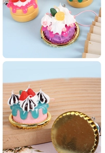 Detail van mini-taartpendants met crème-textuur en realistische fruitdetails