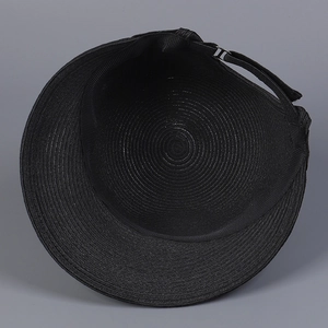Dettaglio della trama interna e cinturino regolabile di un cappello di paglia nero