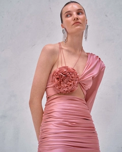 Détail de la robe en satin rose avec fleur 3D et élégante texture froncée