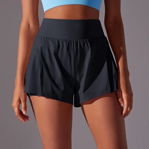 Détail du short de tennis noir à taille haute montrant le plissé et la ceinture