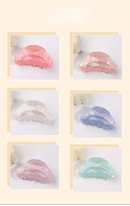 Présentation de six pinces à cheveux irrisées aux couleurs de bonbons en résine