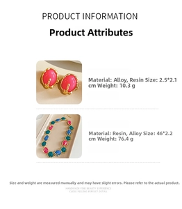 Spécifications détaillées du set de bijoux en résine avec boucles roses et collier