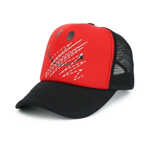 Casquette trucker rouge et noire avec broderie smiley et dos en maille filet