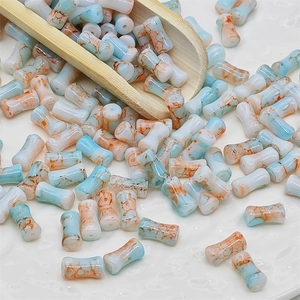 Vue macro de perles en porcelaine de 6x12mm en forme de bambou pour bijoux DIY
