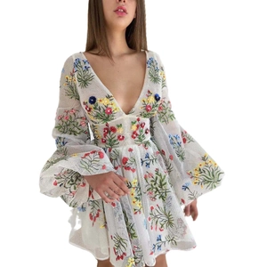 Weißes Tüllkleid mit Blumenstickerei, tiefem V-Ausschnitt und Lagen-Laternenärmeln