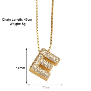 Detailansicht des goldenen Buchstaben-E-Anhängers mit Zirkon-Inlays und Maßen