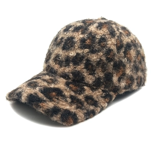 Fashionable leopard print faux shearling baseball cap for autumn winter warmth