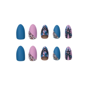 Faux ongles mats bleu et rose avec motifs géométriques et strass étincelants