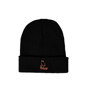 Bonnet noir tendance en maille avec broderie Amor orange et icône visage souriant