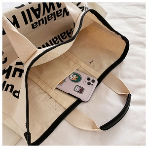 Detailansicht der Canvas-Tasche mit Innentasche und robustem schwarzem Randbesatz