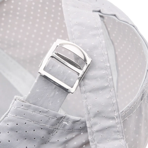 Vue macro de la casquette en maille respirante avec boucle de réglage en métal argenté