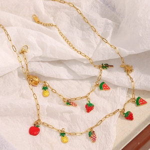 Détail du collier à trombones plaqué or 18 carats avec pendentifs de fruits colorés