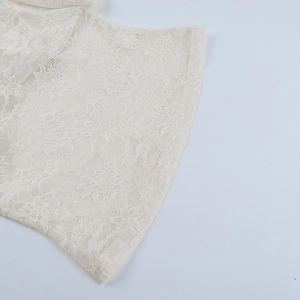 Gros plan sur le tissu en dentelle blanche avec broderies florales et maille fine