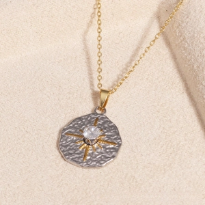 Détail du pendentif pétale vintage avec texture martelée argentée et étoile dorée
