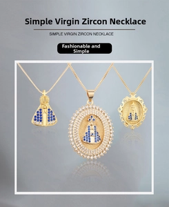 Détail macro de trois pendentifs Vierge Marie plaqués or 18k ornés de zircons bleus et blancs