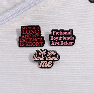 Drei Emaille-Pins mit Zitaten auf beiger Stofftasche, kreatives Legierung-Broschen-Set