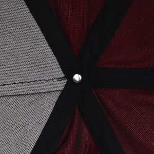 Vue détaillée des coutures intérieures de la casquette avec rivet et rubans renforcés