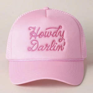 Dettaglio del cappello trucker rosa con ricamo Howdy Darlin' e rete traspirante