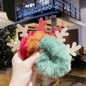 Gros plan d'élastiques en peluche avec bois de renne scintillants rouges et marron