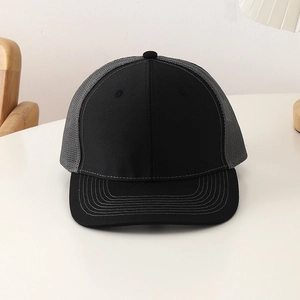Détail de la casquette trucker noir et gris foncé montrant le bord renforcé et le tissu respirant