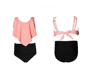 Détail du dos d'un haut de bikini rose à volants avec nœud et culotte noire taille haute