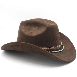 Détail du chapeau de cowboy en daim marron foncé avec perles turquoise et ruban en cuir
