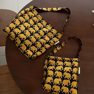 Sacs portés épaule vintage noirs avec broderie éléphant dorée en deux tailles sur bois