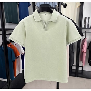 Herren Strick-Poloshirt in Salbeigrün mit modischem v-Ausschnitt ohne Knöpfe für den Sommer