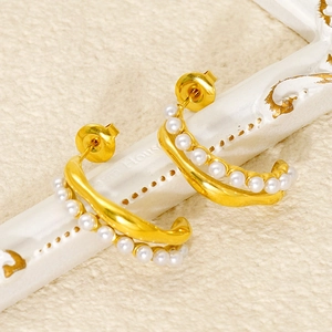 Elegant 18k gold-plated C-shaped earrings with white pearls on a minimalist background