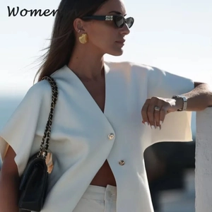 Schicker weißer ärmelloser Damenblazer mit Goldknöpfen und V-Ausschnitt im Streetstyle-Look