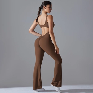 Rückansicht des kaffeebraunen rückenfreien Yoga-Jumpsuits mit Schlaghose und Push-Up-Effekt