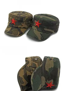 Detail van katoenen camouflage legerpet met rode ster borduursel en metalen oogjes