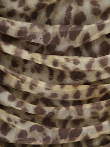 Gros plan sur un tissu en maille léopard avec texture respirante et détails froncés