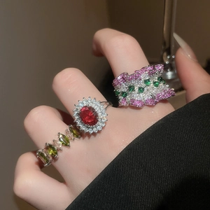 Ensemble de bagues en zircon ovale de style cour française sur main de mannequin
