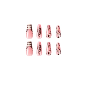Unghie finte a bara rosa con motivi di serpenti neri e linee dorate su sfondo bianco