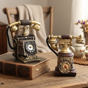 Modelo de teléfono vintage de resina con detalles tallados antiguos y auricular clásico