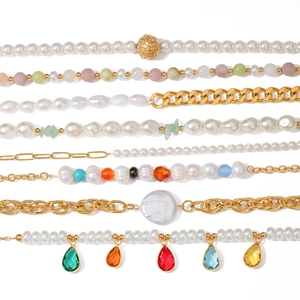 Collier élégant en acier inoxydable avec perles blanches et breloques colorées