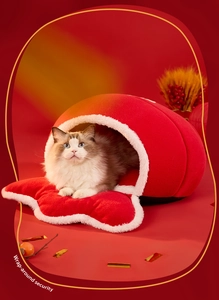Dettaglio della cuccia chiusa per gatti in peluche rosso con morbida fodera in velluto