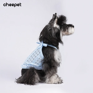 Gilet en maille bleu clair pour petit chien avec nœud décoratif et bord volanté